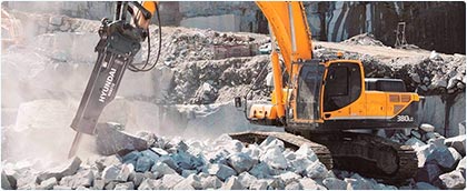 Гидромолот осуществляет демонтаж постройки