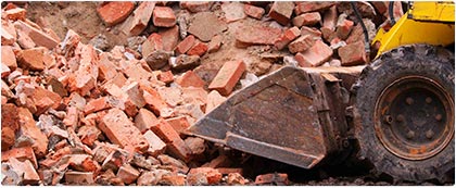 Погрузка боя бетона и кирпича после демонтажа